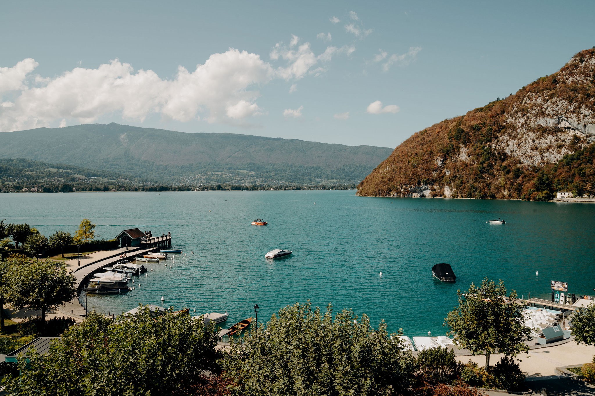 Les cols à vélo autour du lac d’Annecy en automne : itinéraires et bonnes tables